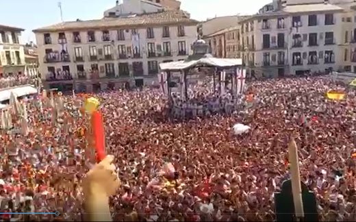 En Tudela, en el inicio de sus fiestas patronales de 2022, se presentaron algunos individuos ondeando ikurrñas y exhibiendo su postura nacionalista y rupturista, pero la gente se sublevó
Ver vídeo